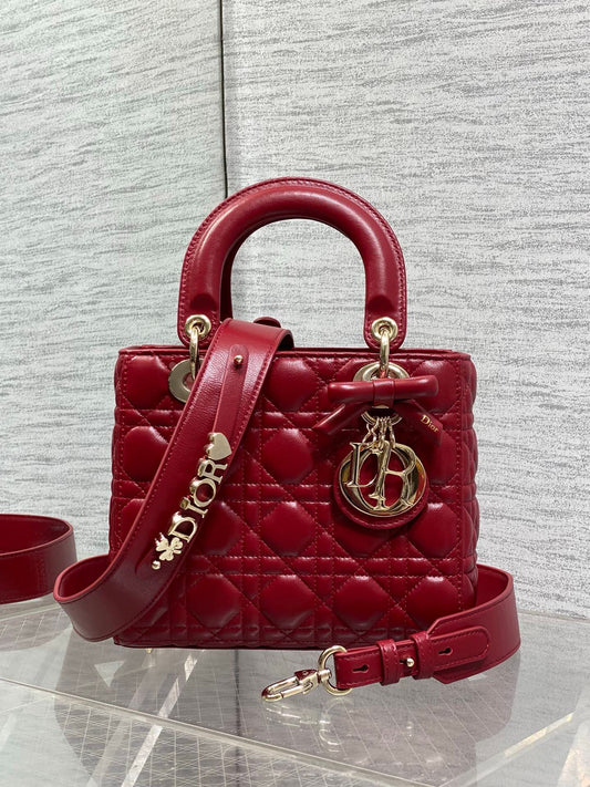 Cherry red ready-made Lady's latest four-lattice bow Diana bag. It is carefully made of lambskin. It is a must-have Princess Diana bag for everyone. It is charming, elegant and full of aura. It is also full of femininity when carried cross-body. Classic