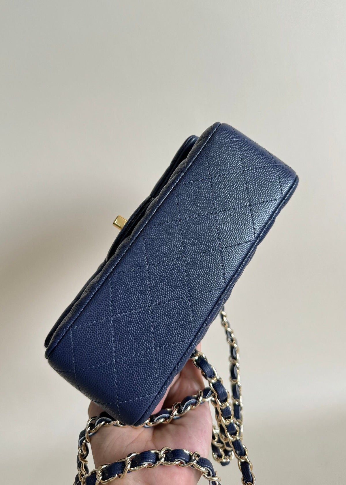 CF upgraded version of 116 Caviar "Classic Flap" classic flap bag. Customized calfskin from imported channels with fine ball grain. First-class calfskin caviar with both graininess, gloss and softness. Classic rhombus design and leather-pierced metal