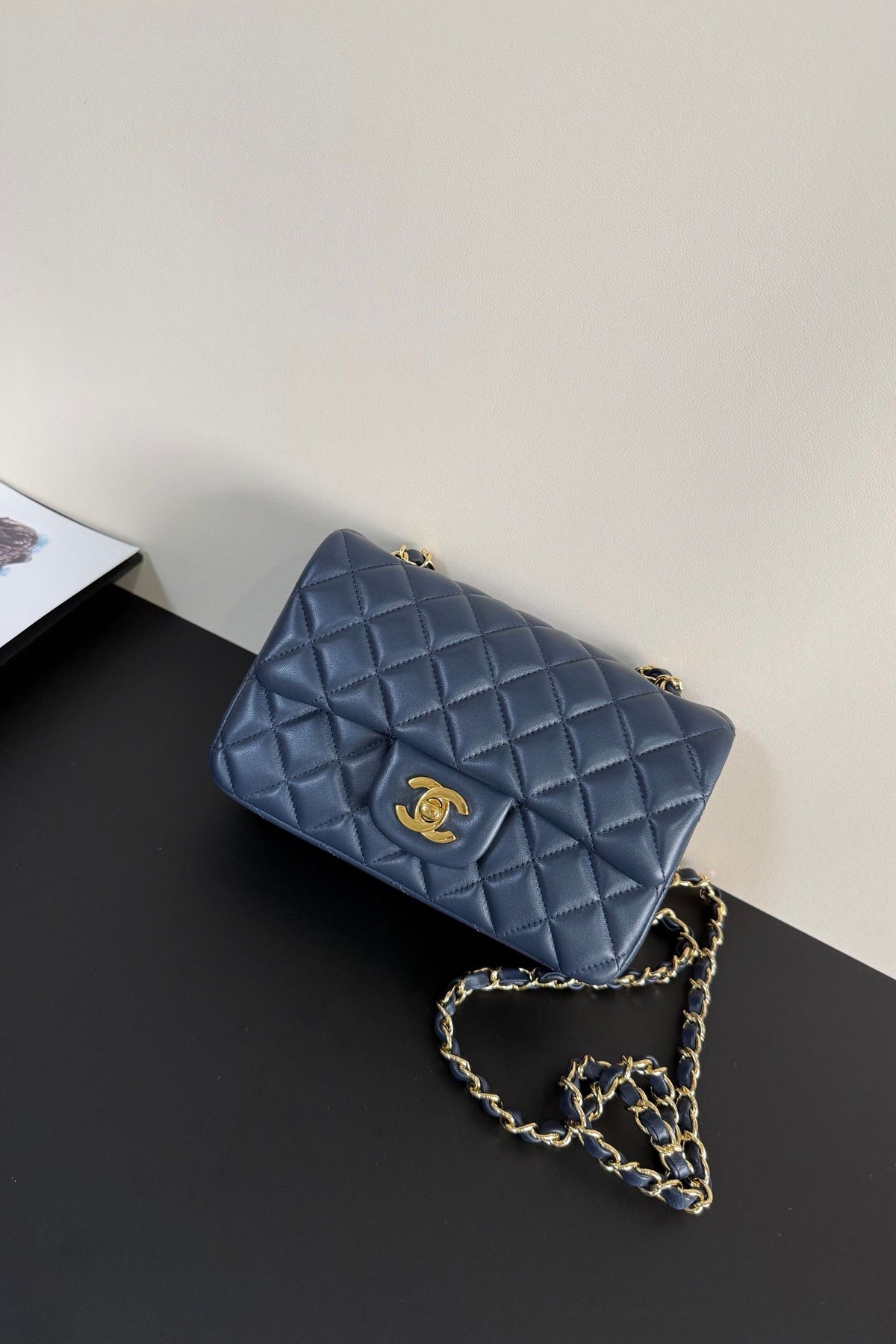 Upgraded version (full leather inside and outside) CF 20cm lambskin. Exclusive product in the market. Please see the pictures for leather details and workmanship. It is perfect. Welcome to compare. 116 dark blue gold buckle.