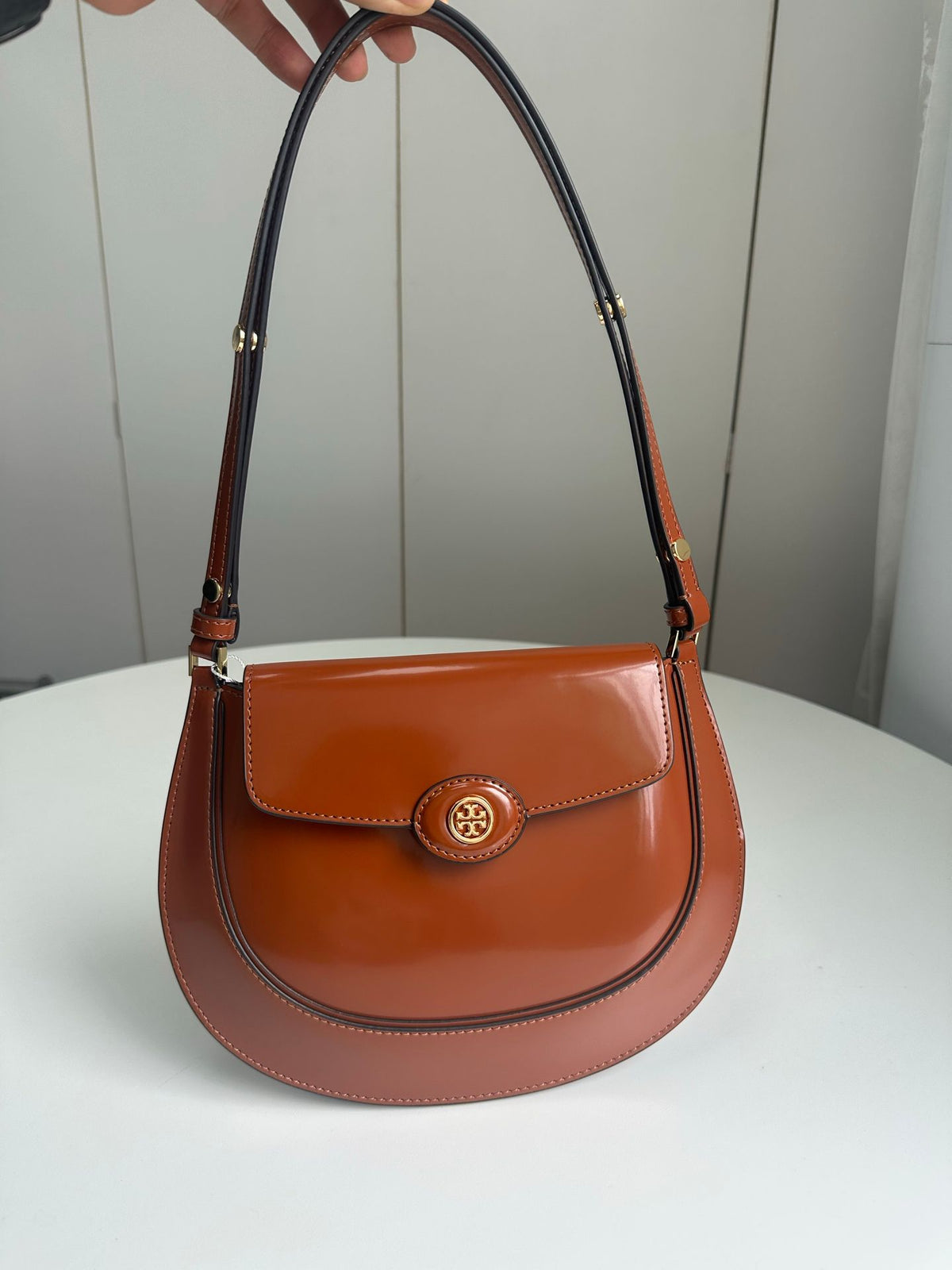 Spring/Summer 163367 Tang Li Bai Qi ROBINSON Small Flip Shoulder Backpack Handbag with Classic and Versatile silhouette, Suitable for daily use, Showcasing Fashion Taste, Adorned with Smooth and Round Edges, Height 18/Length 24/Depth 5cm