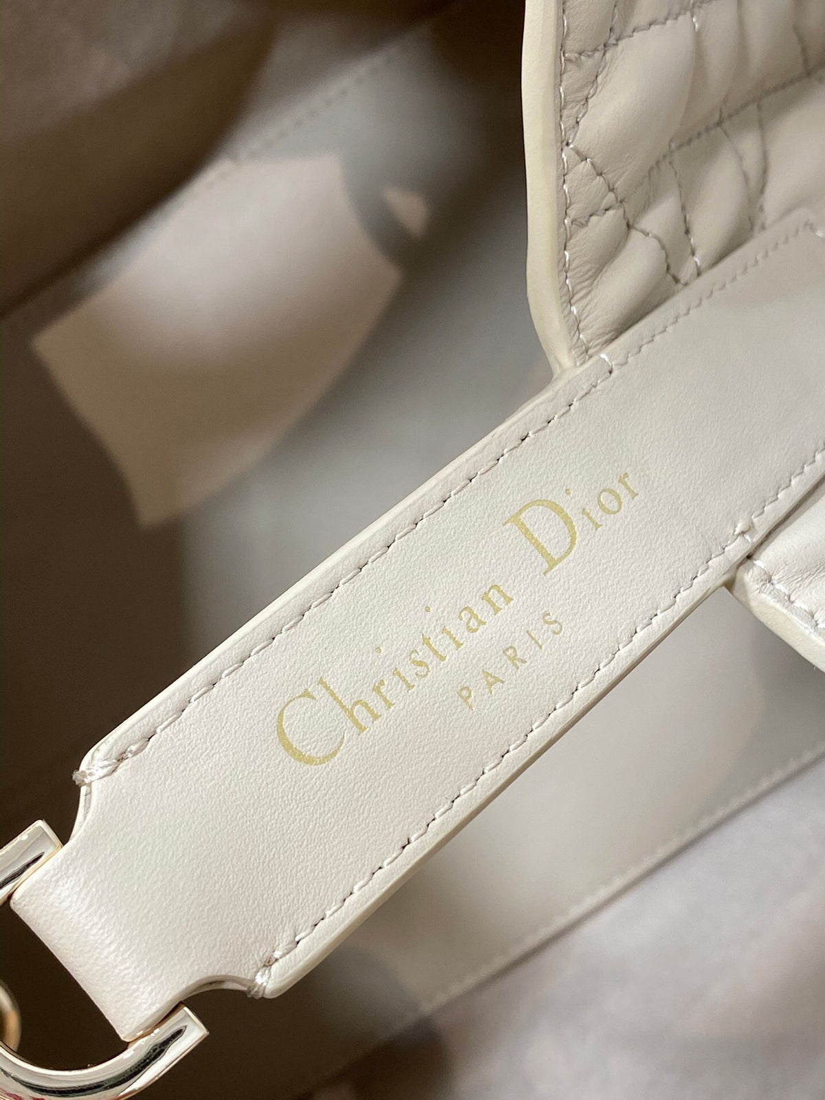 Medium rouge beige ready for travel. Take Toujours for travel. The oversized rhombus design is matched with classic letter accessories. It is modern and fashionable. The structure of the bag is very soft. The calfskin material is full of high-end feeling