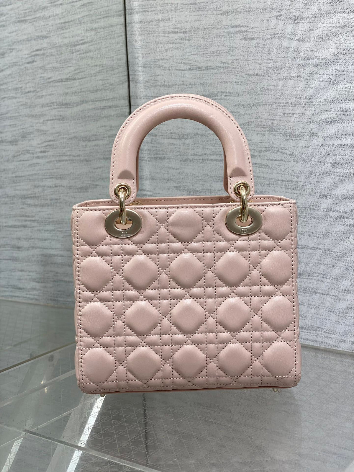 Rouge powder is in stock. Sheepskin Bing is smart, dazzling and bold. The visual impact of science fiction is so shocking. The pearlescent effect on the whole bag is like a laser. It is as stunning as a rainbow. It is more powerful when paired with silver