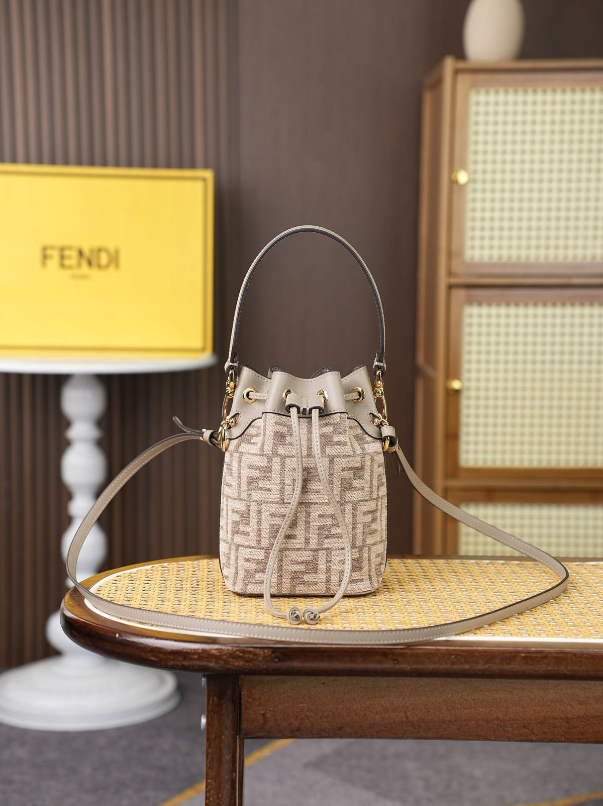 Model 96827 khaki size 181210 cm FENDI same model MON TR É SOR bucket bag decorated with pigeon gray iconic FF logo, both shoulder and handheld are super practical