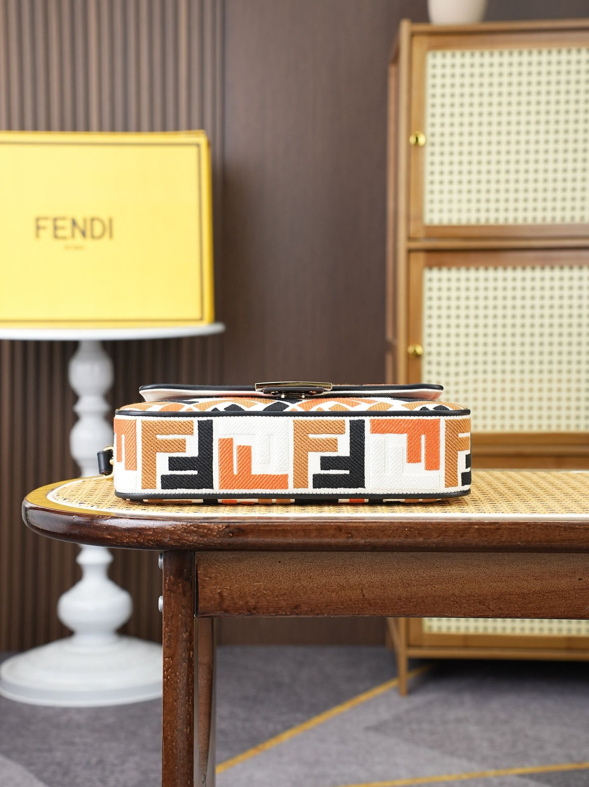 Model 18004, size 266.5 x 13.5 cm, top-grade original FENDI, popular classic Baguette. The raw material is made of high-quality canvas craftsmanship. The entire bag features double FF three-dimensional embroidery, with an unparalleled texture. It comes