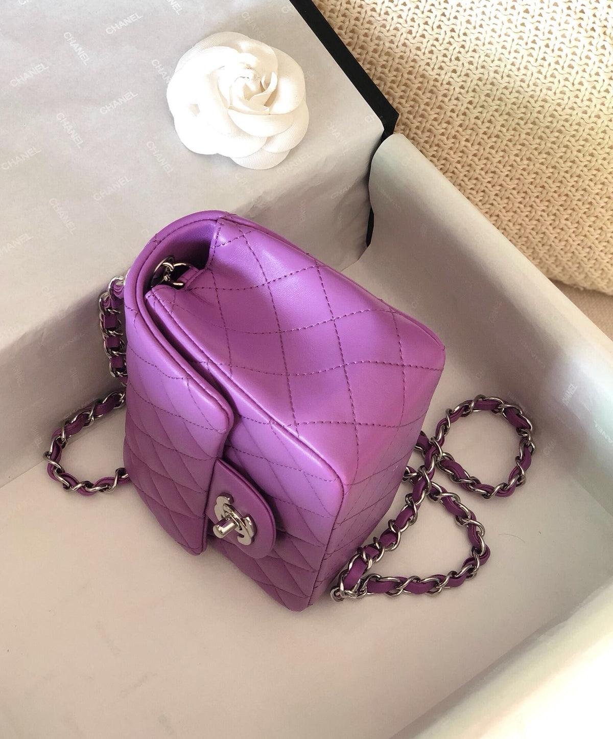 Fang Fatzi Mini 17cm CF has a very feminine elegance and inherits classics. It is listed as the historical sales champion and is an indispensable piece in every pink fan’s wardrobe. 17cm650 Sheepskin