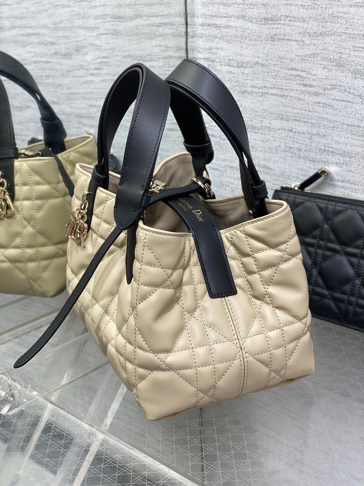 Small size in stock. The latest light apricot and black color of Toujours series brick cabinet is a bit too beautiful. The color of the high-value bag is super tender and super summer. The design of the oversized rhombus is matched with classic letter