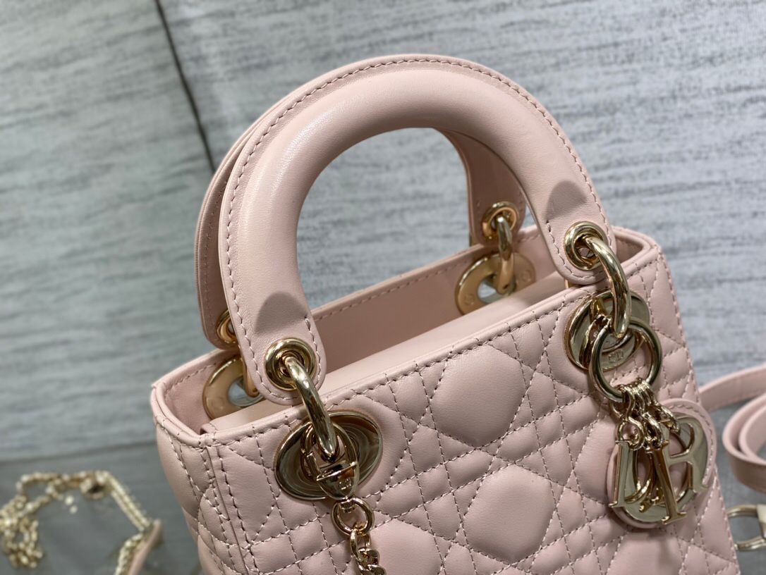 Rouge powder is in stock. Classic Lady bag. Iconic letter pendant. Classic rhombus. Excellent hand-feeling sheepskin. A must-have three-compartment bag. Charming, elegant and full of aura. It is also full of femininity when carried cross-body. Classic