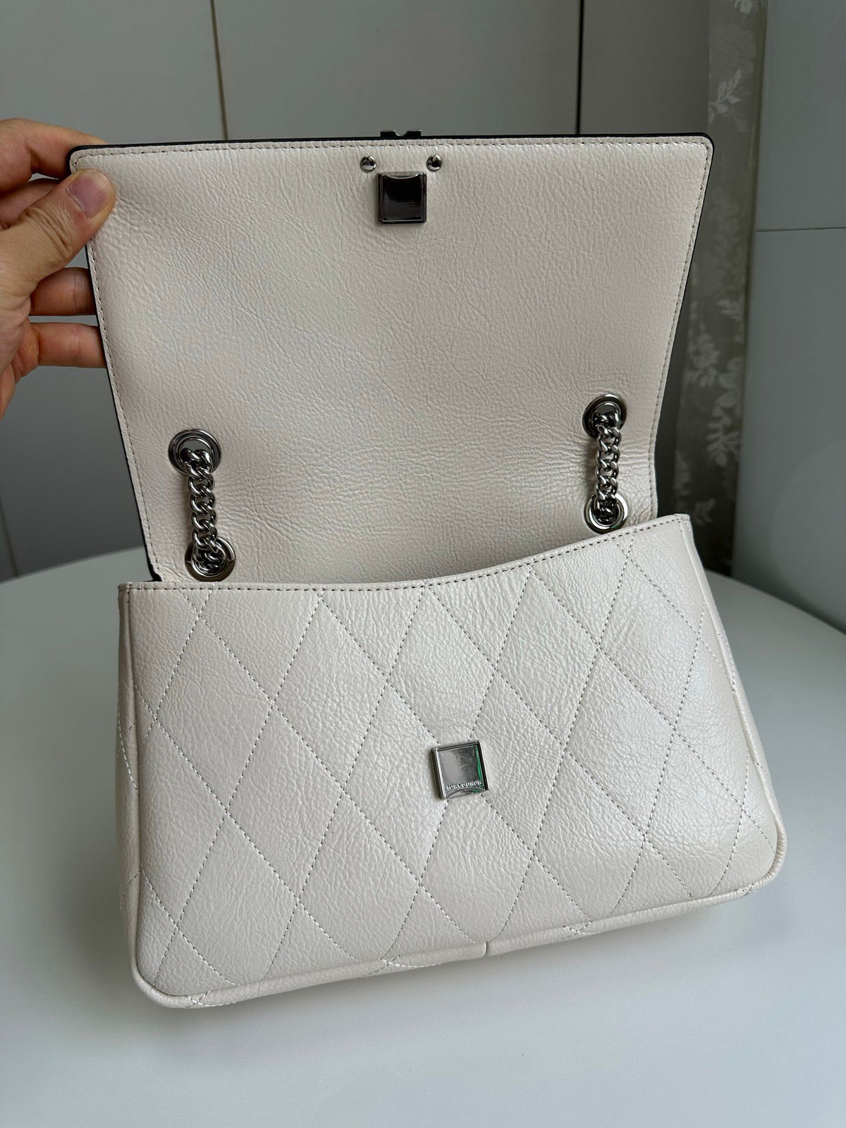 Number 1519 Tory Burch new model, you really understand girls, right? The diamond grid pattern comes with a gentle filter, and the silver chain adds a touch of sharpness. The back is effortless and exquisite. It can be worn all year round. White moonlight