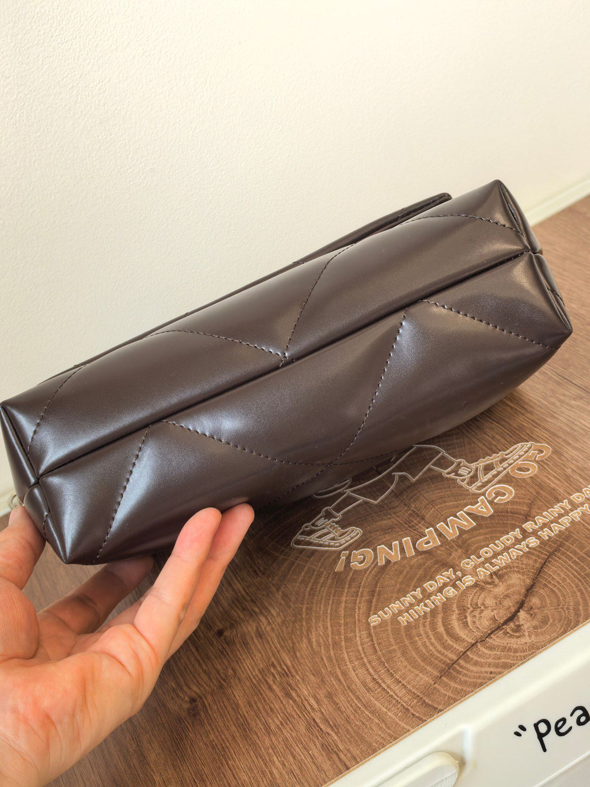 Number 512] This bag is really a bit high-end # niche bag. This Kira chain bag is tailor-made for delicate girls, with a gentle texture in chocolate color as a daily standard. It combines the classic elements of diamond grid pattern and metal chain, which
