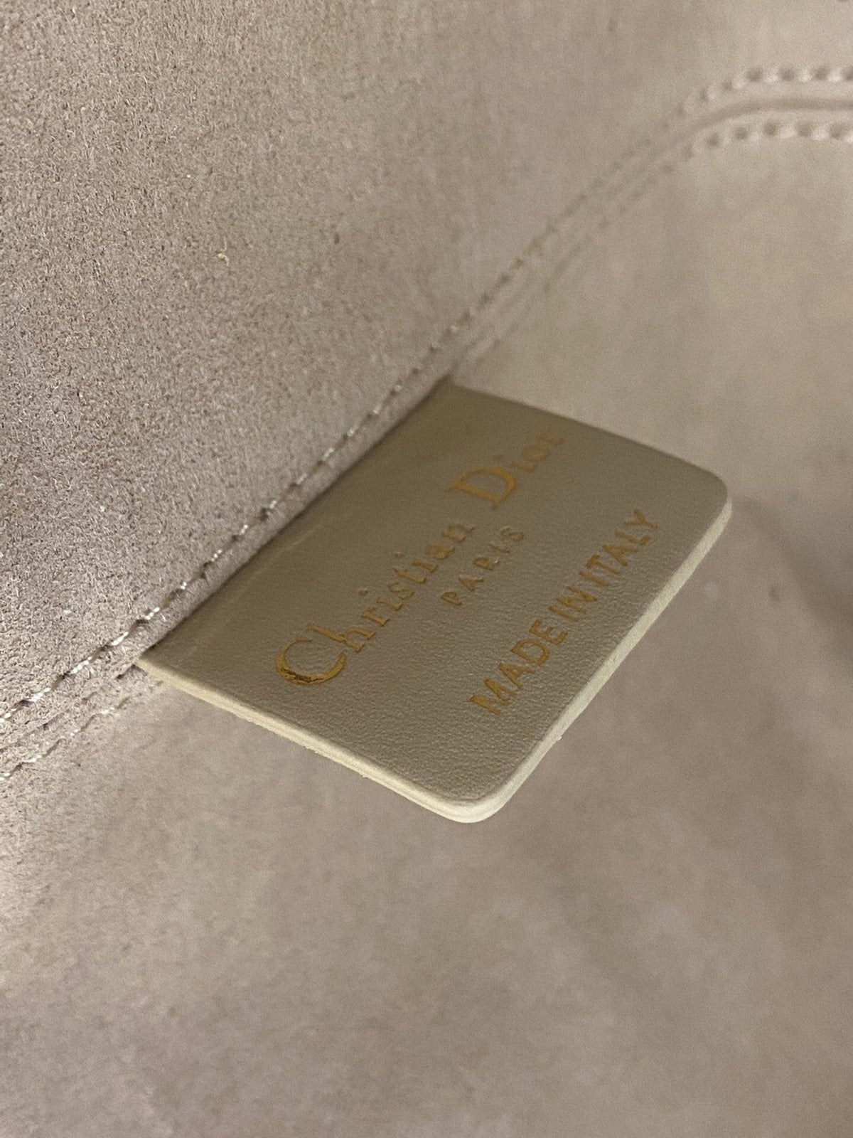 Medium rouge beige ready for travel. Take Toujours for travel. The oversized rhombus design is matched with classic letter accessories. It is modern and fashionable. The structure of the bag is very soft. The calfskin material is full of high-end feeling