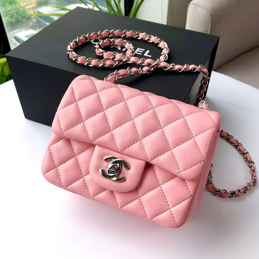 Fang Fatzi Mini 17cm CF has a very feminine elegance and inherits classics. It is listed as the historical sales champion and is an indispensable piece in every pink fan’s wardrobe. 17cm650 Sheepskin