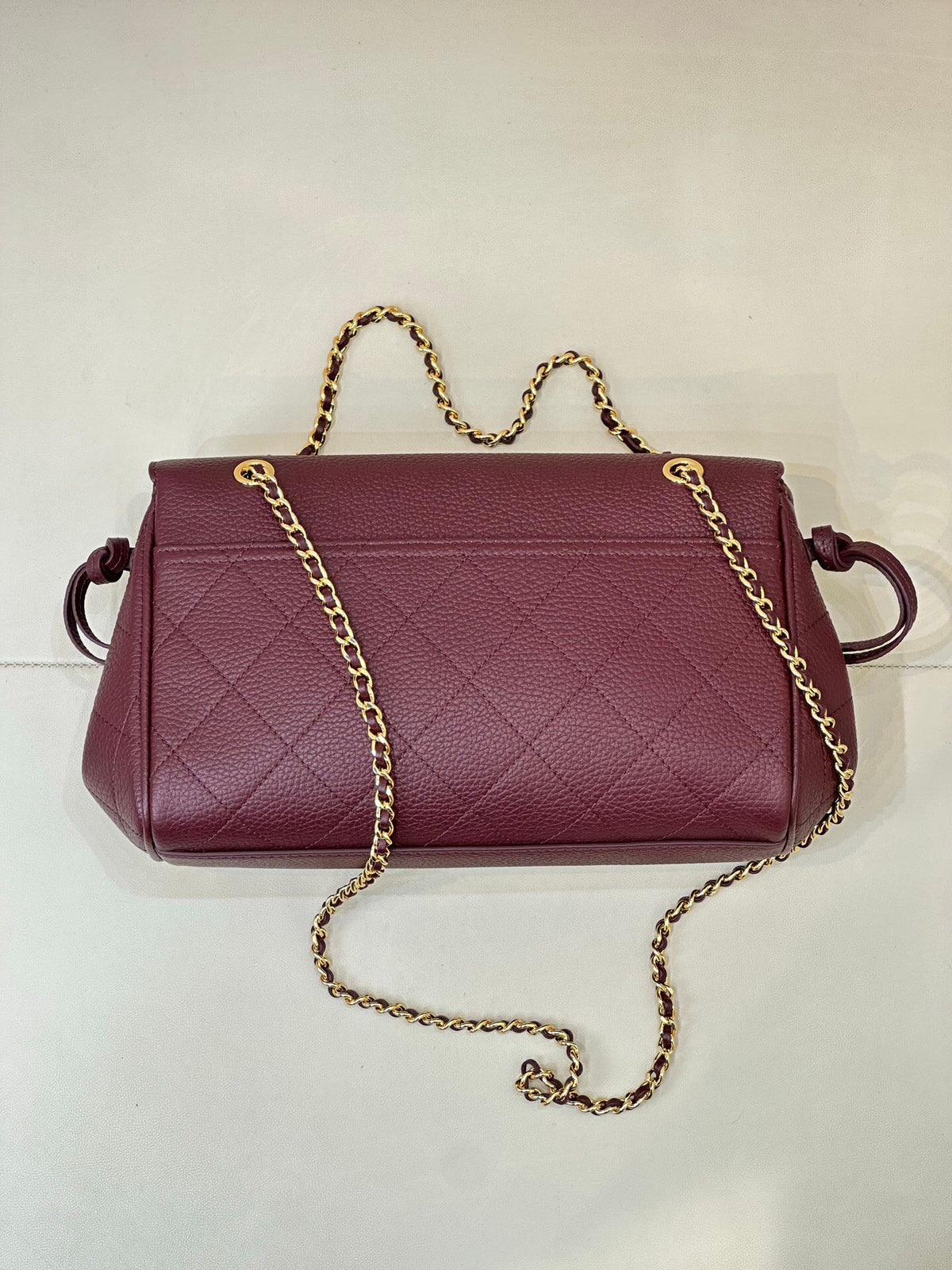 Burgundy, a mellow retro burgundy, responsible for the atmosphere of autumn and winter. It is more restrained and calm than the regular red. It is a perfect match for the coat. It directly fills the atmosphere of holiday parties.