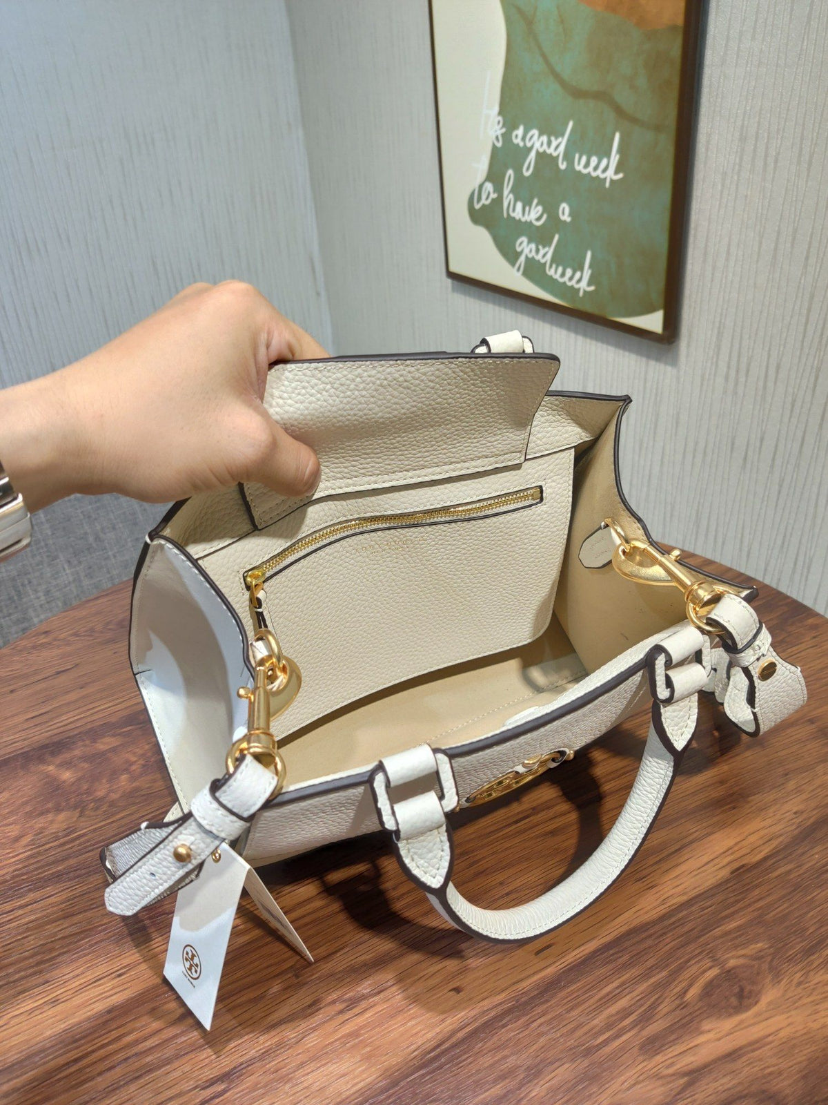 TORY BURCH's classic Miller handbag features lychee patterned cowhide and adjustable length woven leather diagonal straps, showcasing a variety of fashionable styles. The flip cover is equipped with magnetic snap fasteners