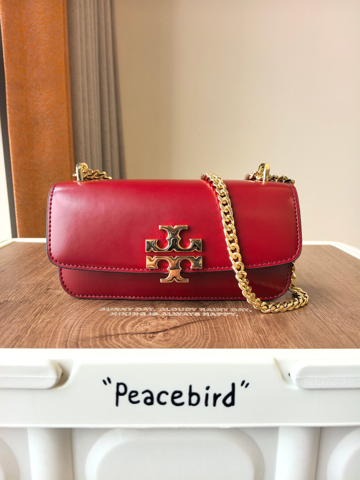 TB Eleanor's new mini tofu bag, numbered 204, features a chain that can be carried on the shoulder or diagonally. Made of Napa cowhide fabric, this modern version is exquisite, compact, and fashionable
