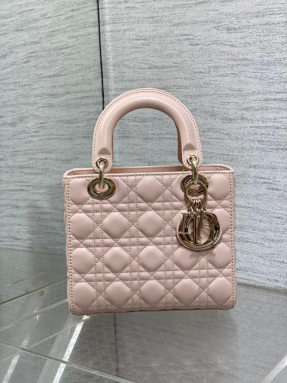 Rouge powder is in stock. Sheepskin Bing is smart, dazzling and bold. The visual impact of science fiction is so shocking. The pearlescent effect on the whole bag is like a laser. It is as stunning as a rainbow. It is more powerful when paired with silver