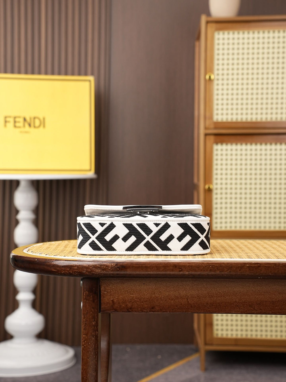 Model 6004, small size 20cm, FENDI's popular classic Baguette, crafted from high-quality canvas with advanced techniques. The entire bag features double FF three-dimensional embroidery, boasting an unparalleled texture. It comes with a detachable shoulder