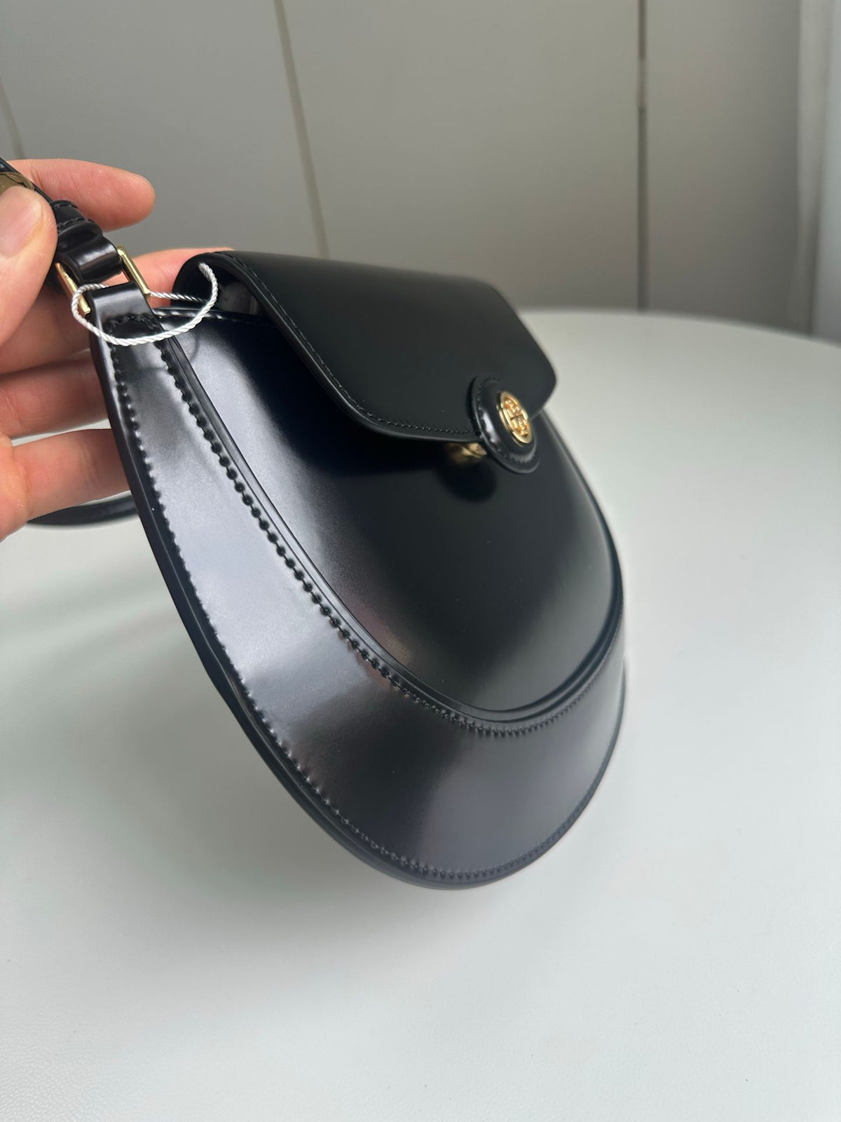 Spring/Summer 163367 Tang Li Bai Qi ROBINSON Small Flip Shoulder Backpack Handbag with Classic and Versatile silhouette, Suitable for daily use, Showcasing Fashion Taste, Adorned with Smooth and Round Edges, Height 18/Length 24/Depth 5cm