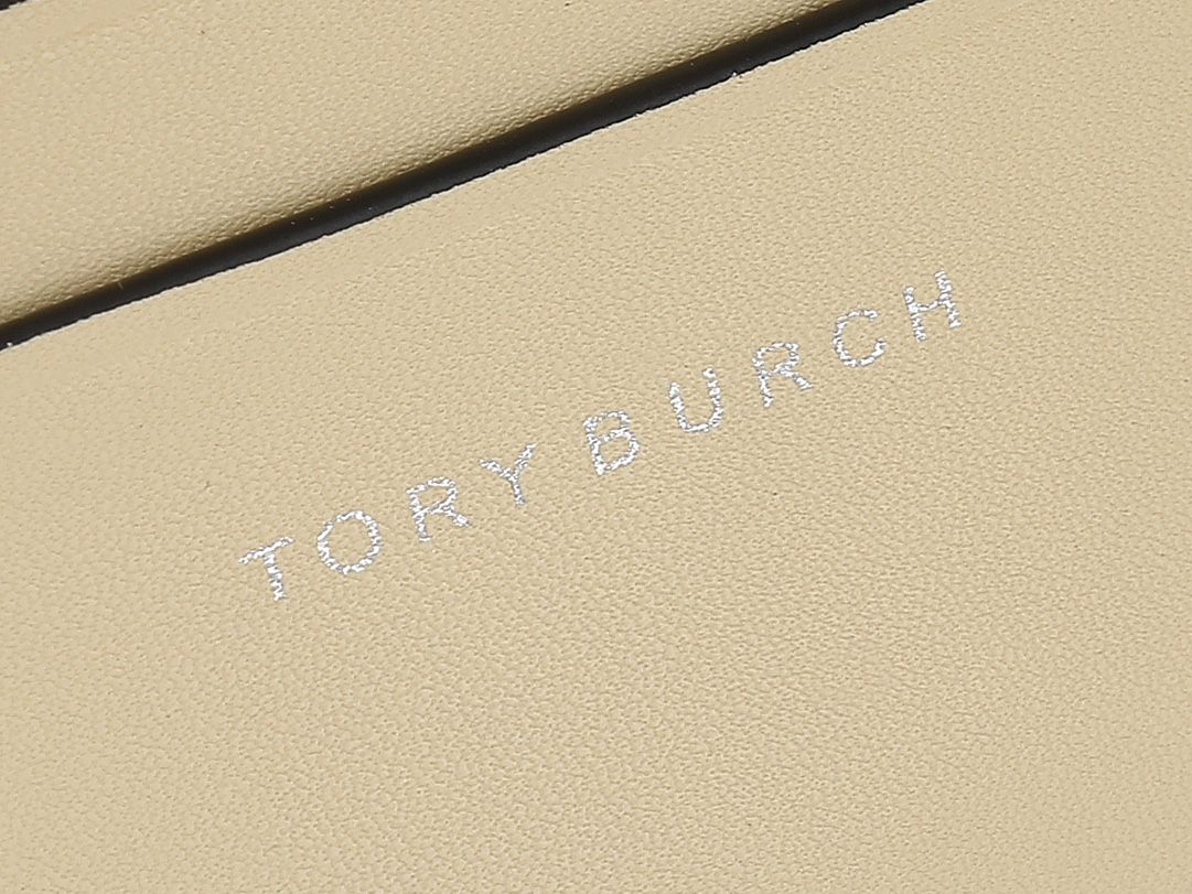 The 290 new bon bon handbag has a compact and sweet design, with pockets on both the inside and outside, and a detachable chain crossbody strap for a charming modern look. The flip cover is equipped with a magnetic snap button