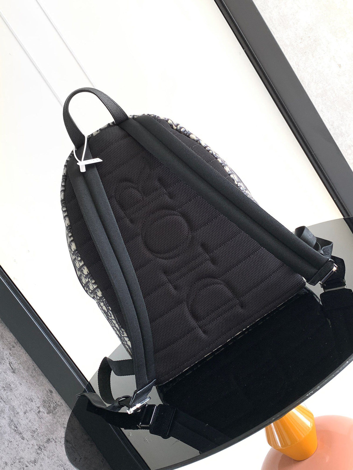 Large white steel label Top original order This Rider backpack has a simple silhouette. The classic college style is full of vitality. Fashionable and modern. Carefully crafted from beige and black jacquard fabrics. Decorated with Oblique print. Continuin