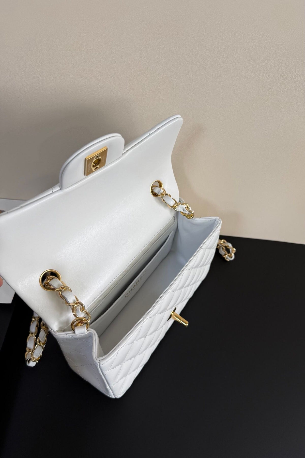 Upgraded version (full leather inside and outside) CF 20cm lambskin. Exclusive product in the market. Please see the pictures for leather details and workmanship. It is perfect. Welcome to compare. 116 Platinum