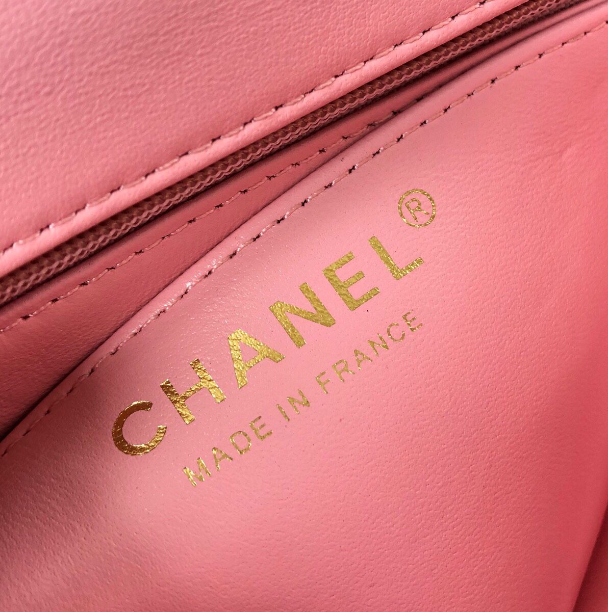 Fang Fatzi Mini 17cm CF has a very feminine elegance and inherits classics. It is listed as the historical sales champion and is an indispensable piece in every pink fan’s wardrobe. 17cm650 Sheepskin