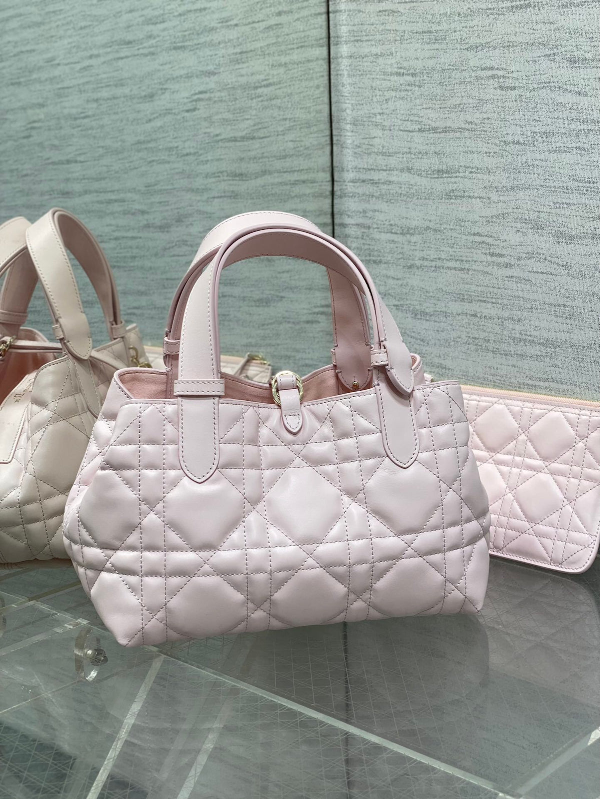 Small spot Toujours series brick cabinet latest sweet powder is a bit too beautiful, with high beauty value. The pink and tender bag color is super tender, super summer, and the saturation is not high. The pink purple color is easy to handle, the macaron