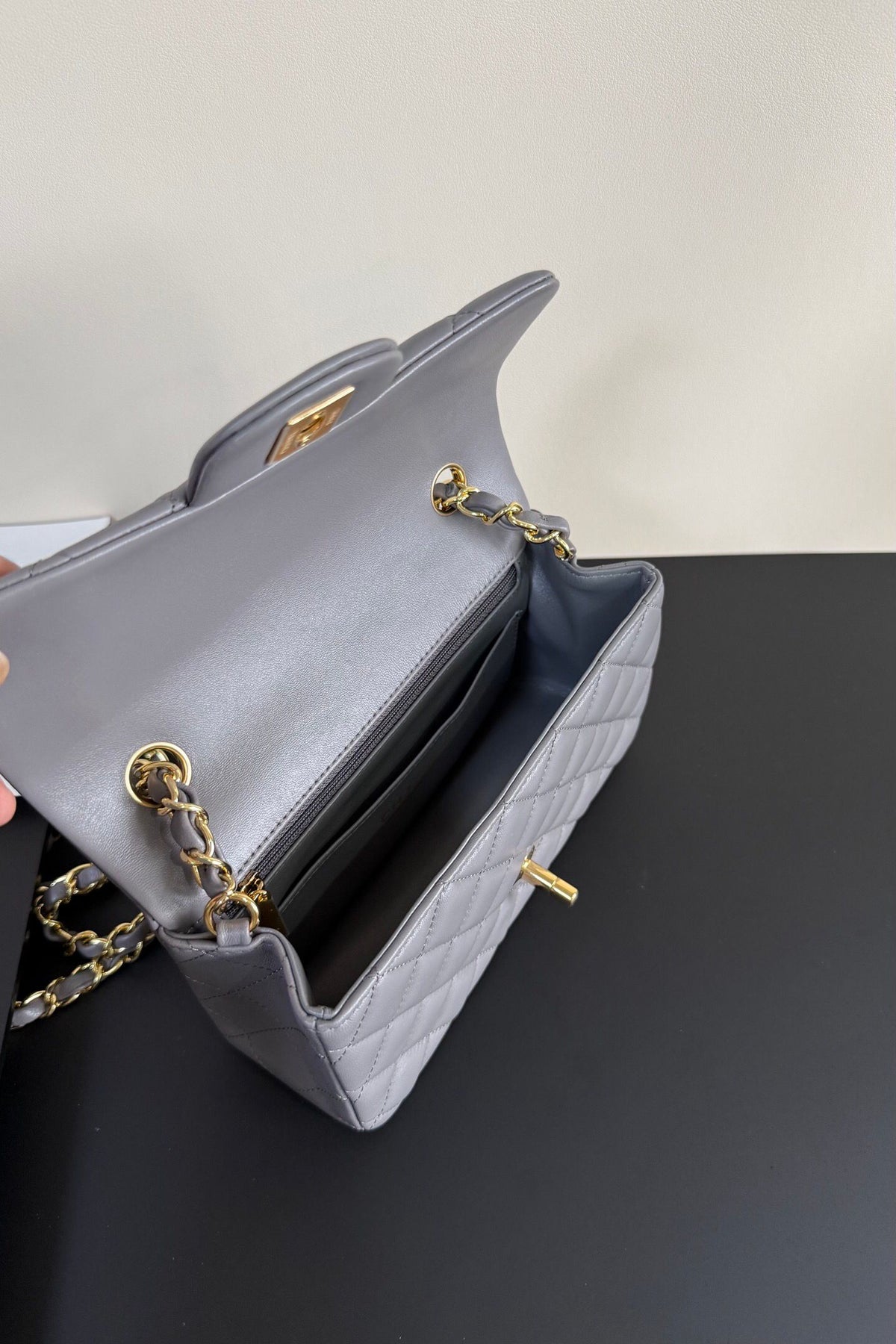 Upgraded version (full leather inside and outside) CF 20cm lambskin. Exclusive product in the market. Please see the pictures for leather details and workmanship. It is perfect. Welcome to compare. 116 Gray Gold