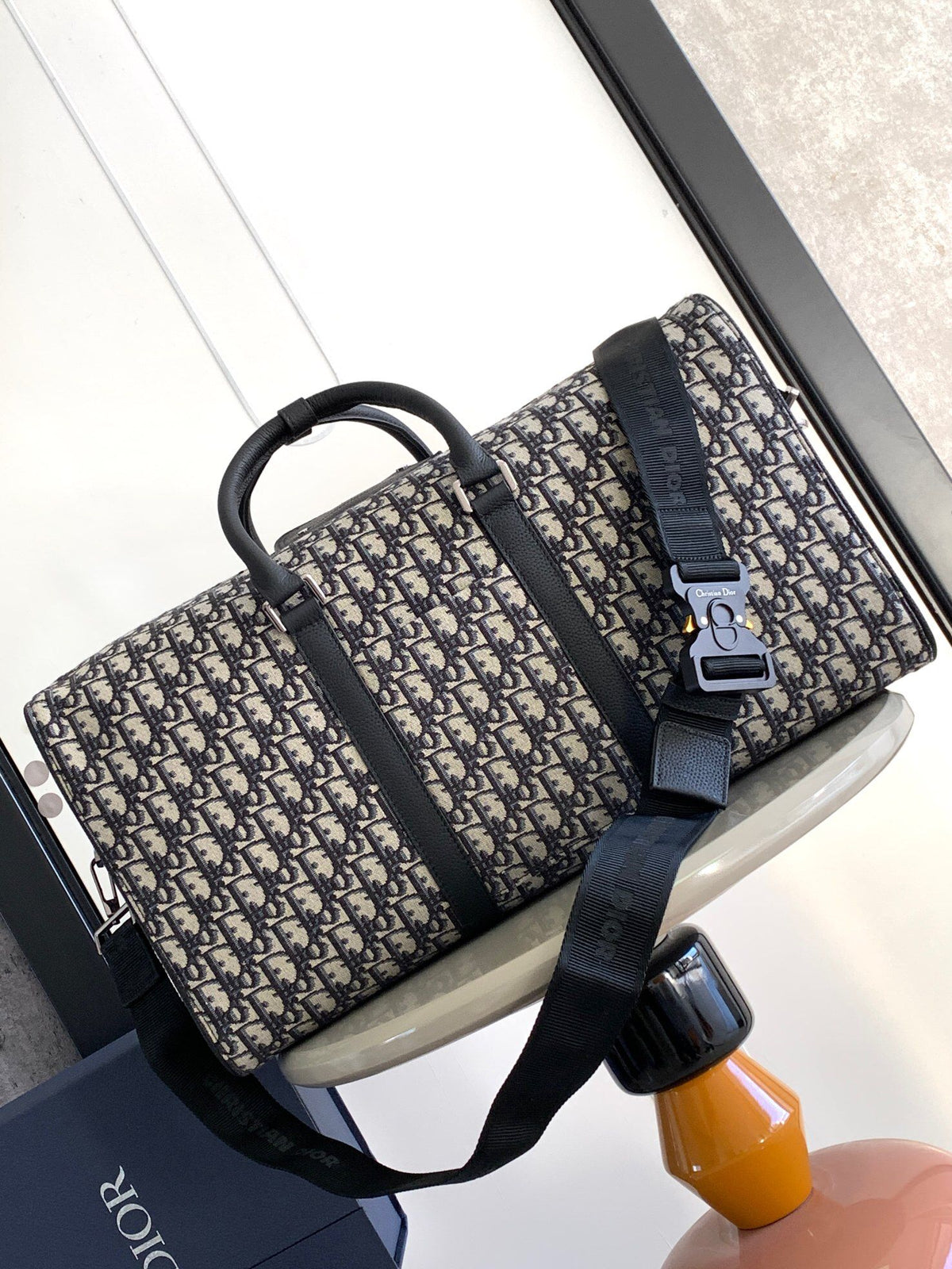 This Dio Lingot 50 handbag is new for this season. Practical yet elegant, it is unique. Crafted from beige and black Oblique printed fabric. Enhanced with black grained calfskin leather details. DIO logo on the front. Zippered compartment with saddle