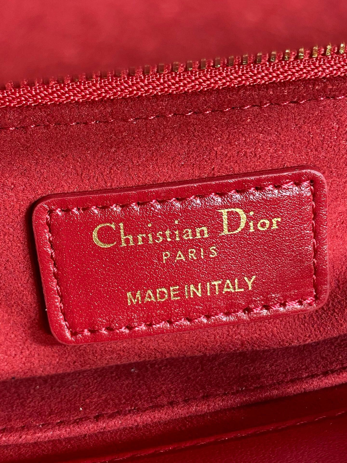 Cherry red ready-made Lady's latest four-lattice bow Diana bag. It is carefully made of lambskin. It is a must-have Princess Diana bag for everyone. It is charming, elegant and full of aura. It is also full of femininity when carried cross-body. Classic