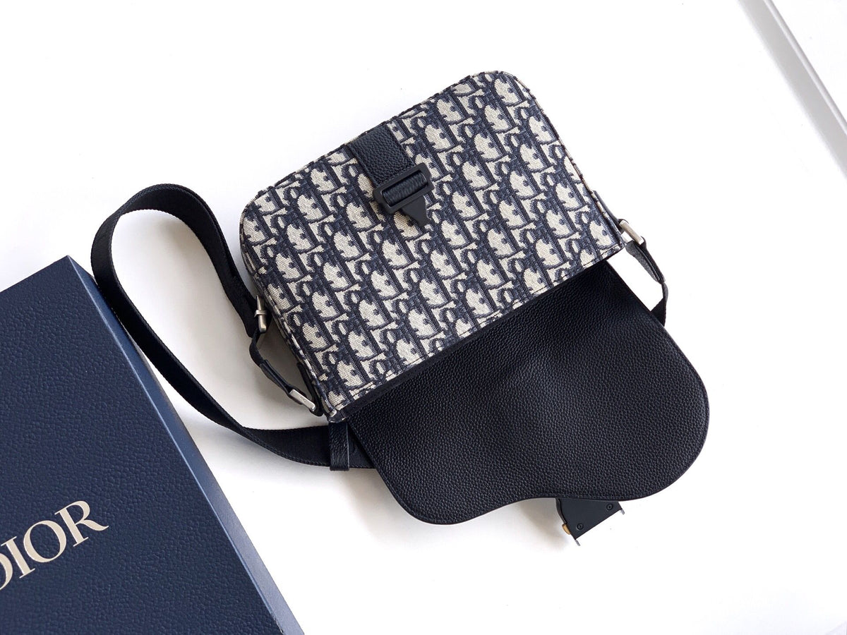 The Heritage Saddle Flap Messenger Bag is sophisticated and stylish with a distinctive style. Combining Oblique printed fabric with grained calfskin, it has an elegant saddle flap and is embellished with a Heritage buckle. A hallmark of classic craftsmans