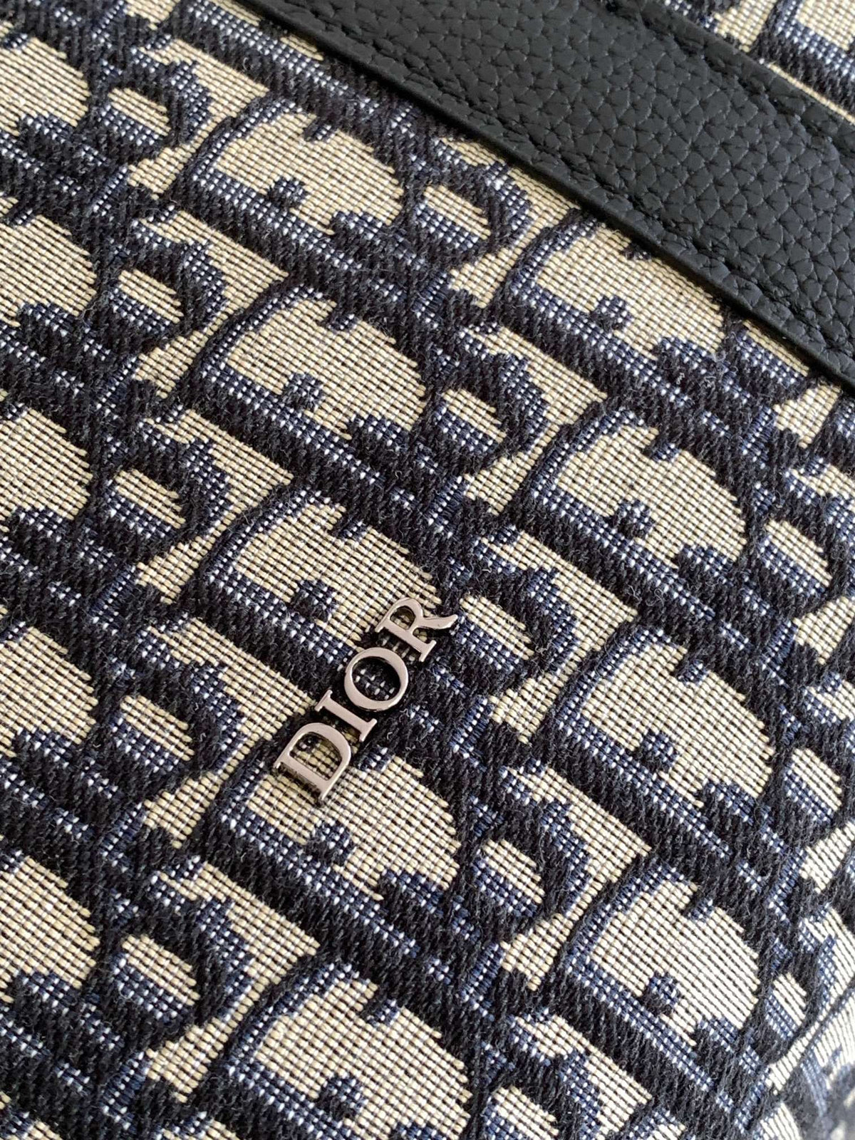 This Dio Lingot 50 handbag is new for this season. Practical yet elegant, it is unique. Crafted from beige and black Oblique printed fabric. Enhanced with black grained calfskin leather details. DIO logo on the front. Zippered compartment with saddle