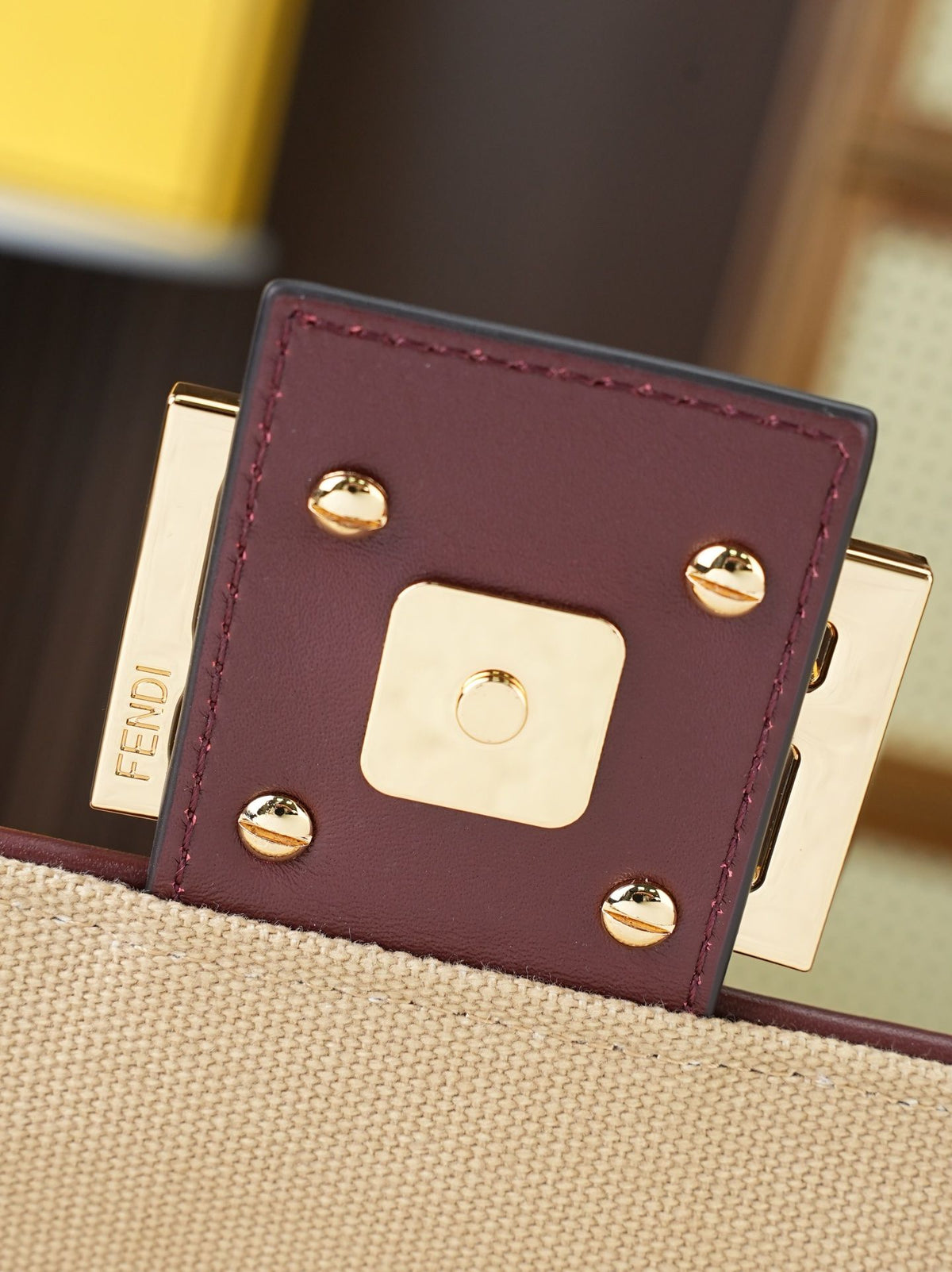 Model 18004, size 266.513.5 cm, top of the line original FENDI hot classic Baguette material is made of canvas with advanced craftsmanship to create a whole bag. Double FF three-dimensional embroidery texture is invincible, equipped with detachable and