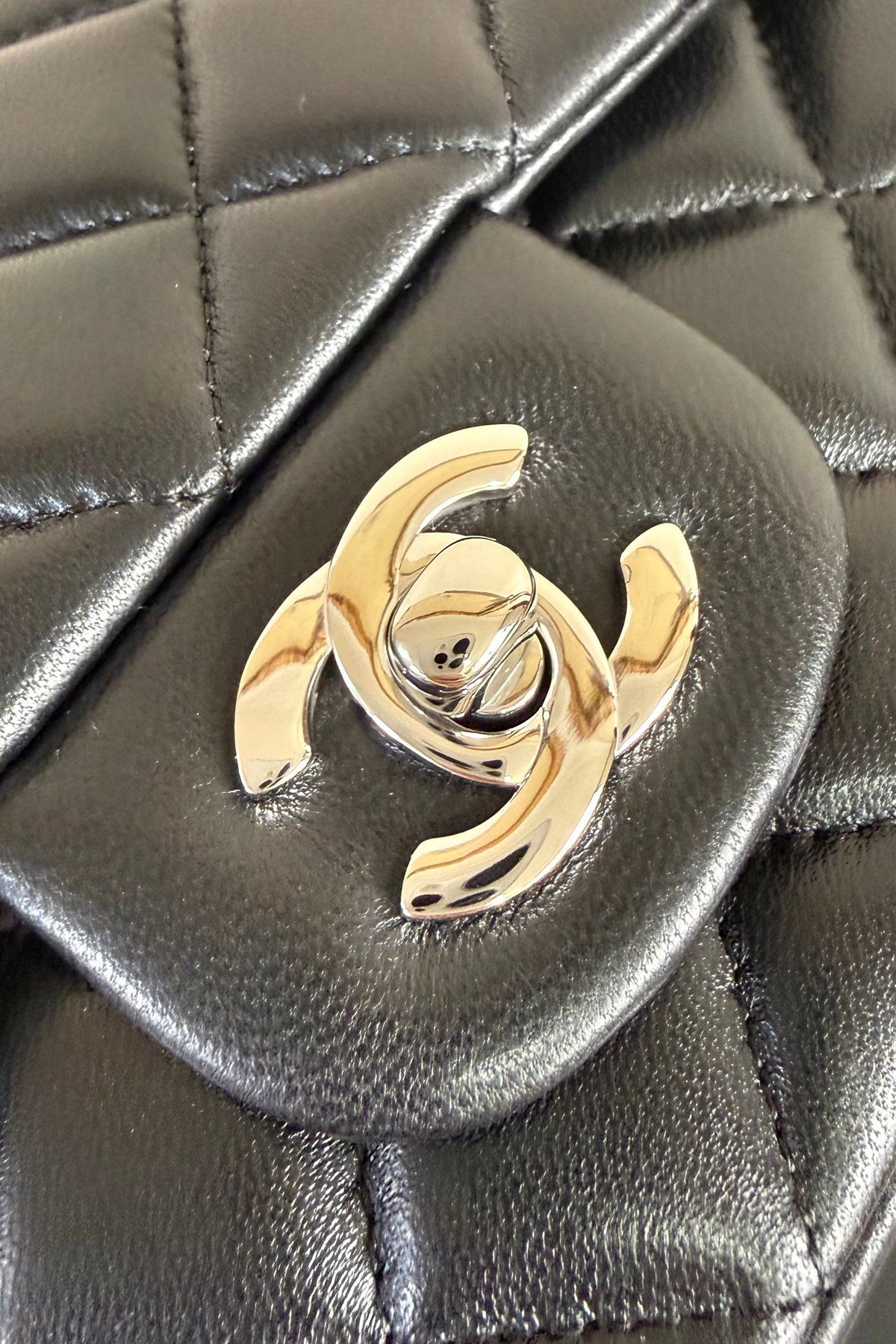 Black silver buckle Classic Flap classic Cf square fat return is exquisite and durable. It is a timeless style that can be matched with anything.