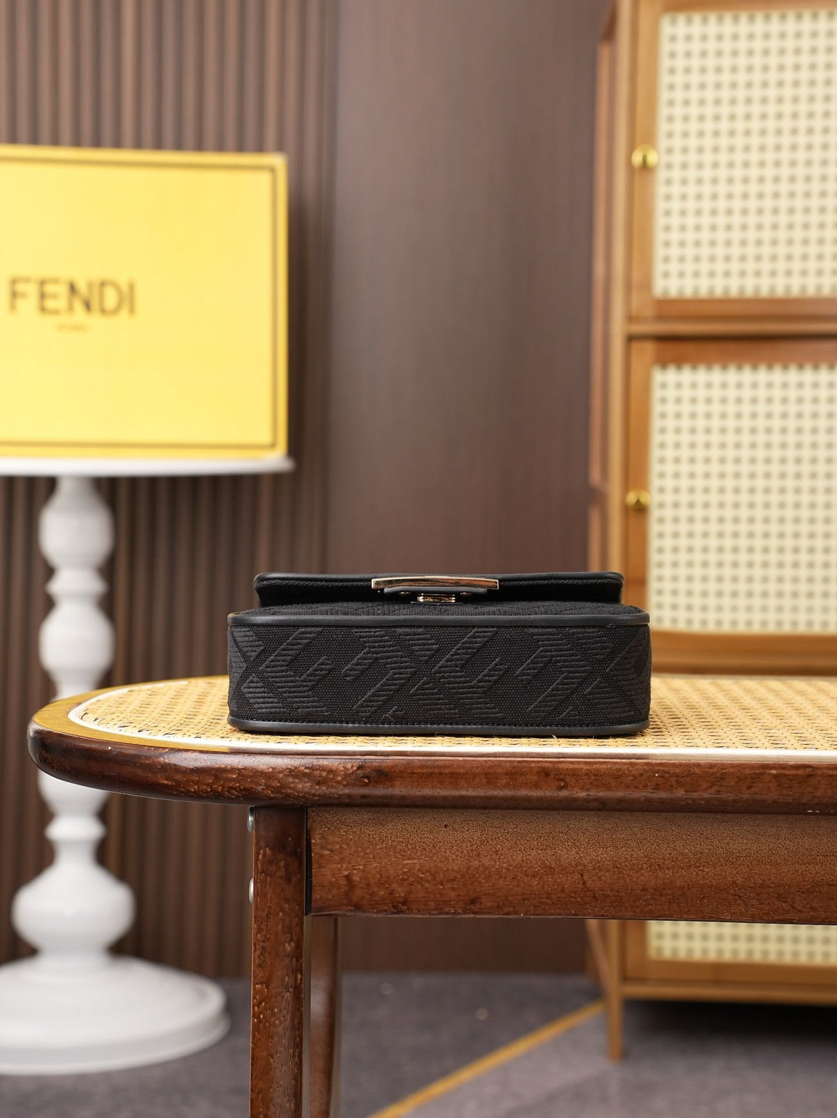 Model 6004, small size 20cm, FENDI's popular classic Baguette, crafted from high-quality canvas material, features double FF three-dimensional embroidery throughout the entire bag, creating an unparalleled texture. It comes with a detachable shoulder