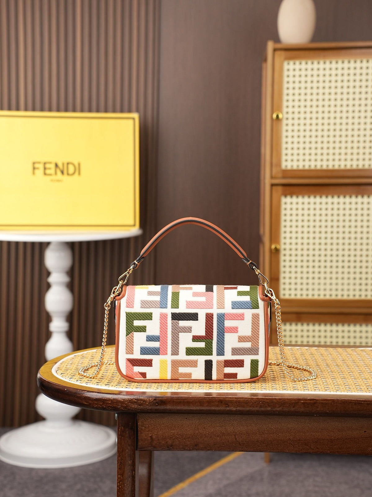 Model 6004, small size 20cm, FENDI's popular classic Baguette, crafted from high-quality canvas material, features double FF three-dimensional embroidery throughout the entire bag, creating an unparalleled texture. It comes with a detachable shoulder