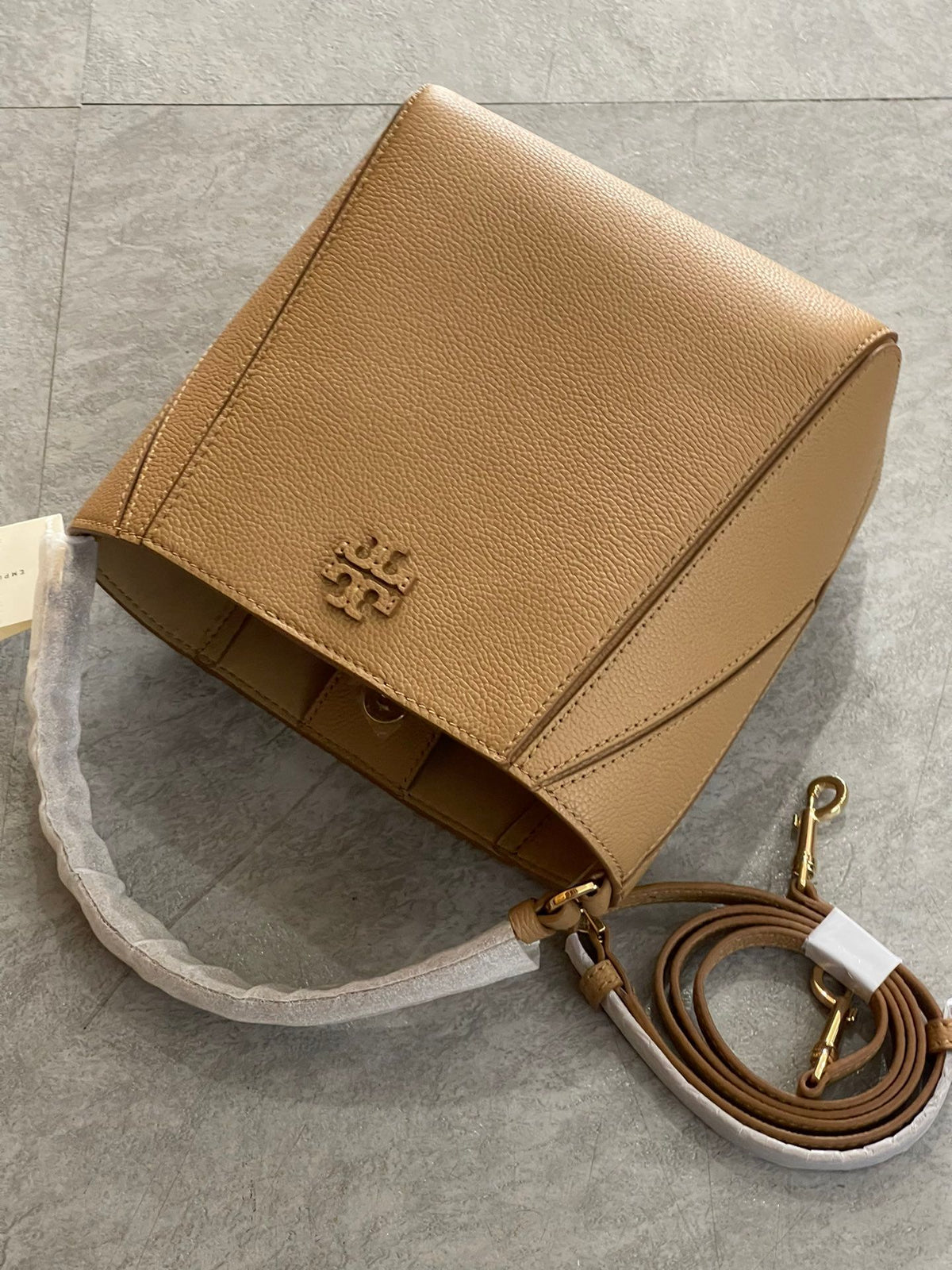 Toribochi bag mouth can be deformed TB 100% Philippines cross the sea back more than ten Mcgraw deformation bags 100% imported fabric with imported cowhide splicing process contrasting car stitching bag mouth with magnetic buckle is very safe with a movab