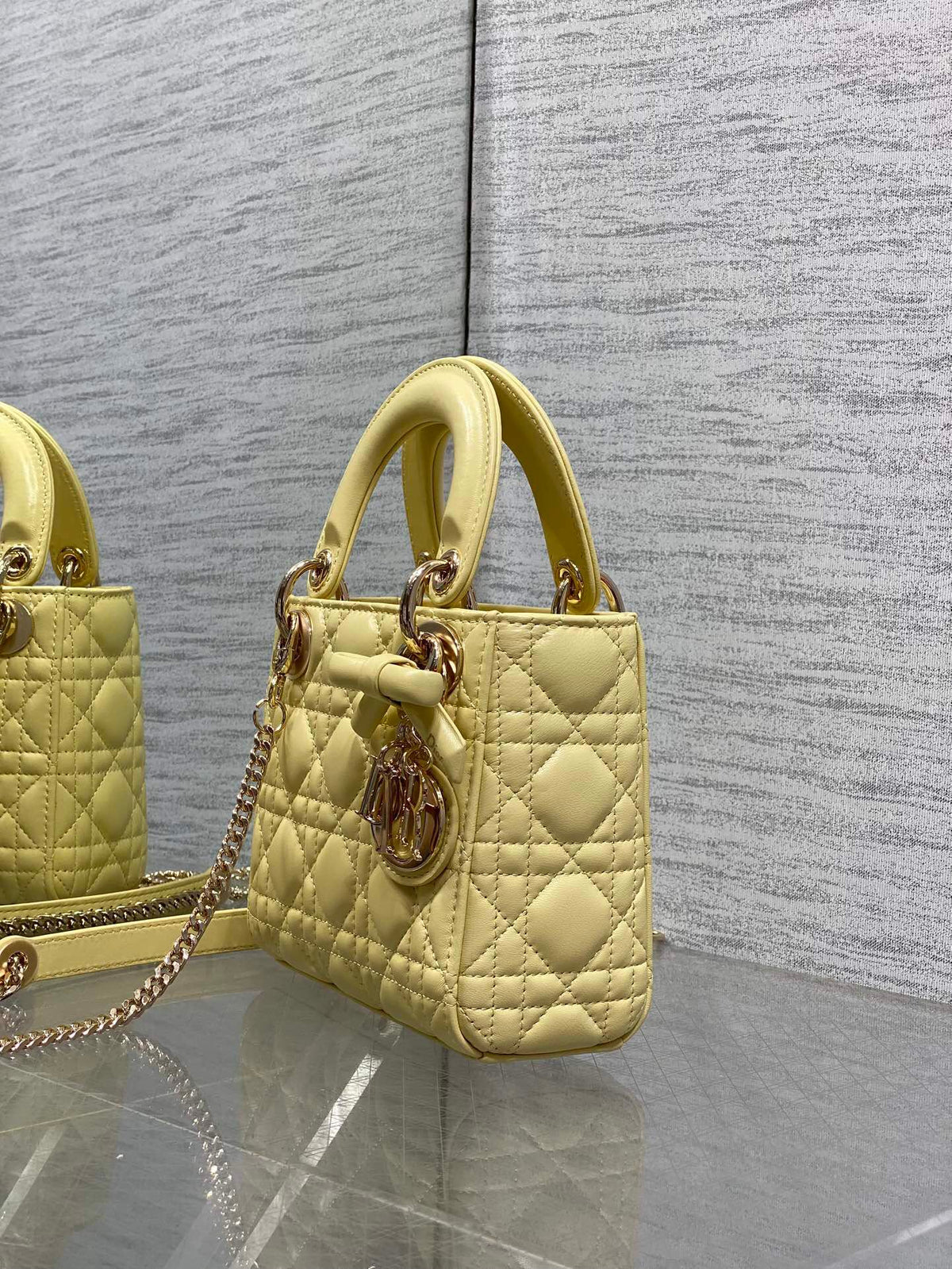 Chick yellow is in stock. Classic Lady's latest bow-tie Princess Diana bag. A must-have three-compartment bag for everyone. Charming, elegant and full of aura. It is also full of femininity when carried cross-body. Classic fashion style. This beautiful