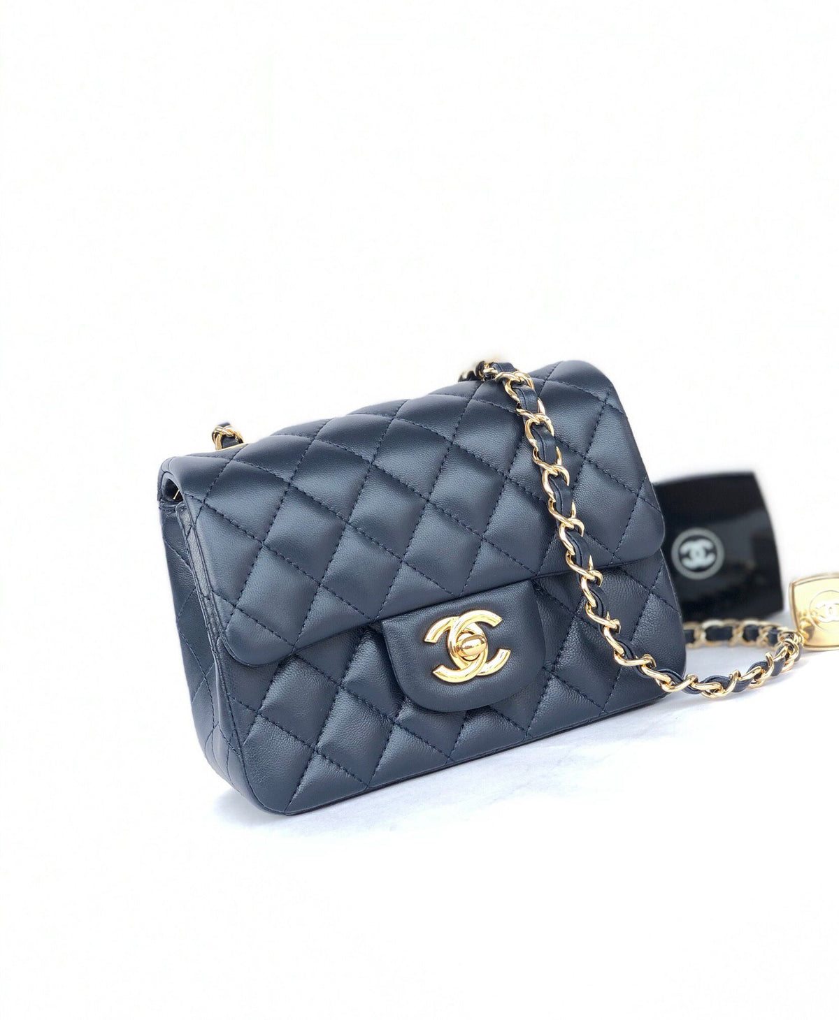 Fang Fatzi Mini 17cm CF has a very feminine elegance and inherits classics. It is listed as the historical sales champion and is an indispensable piece in every pink fan’s wardrobe. 17cm650 Sheepskin