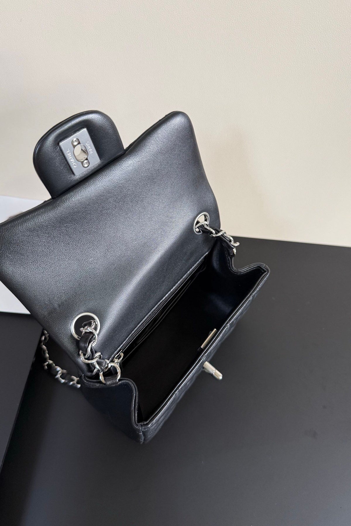 Black silver buckle Classic Flap classic Cf square fat return is exquisite and durable. It is a timeless style that can be matched with anything.