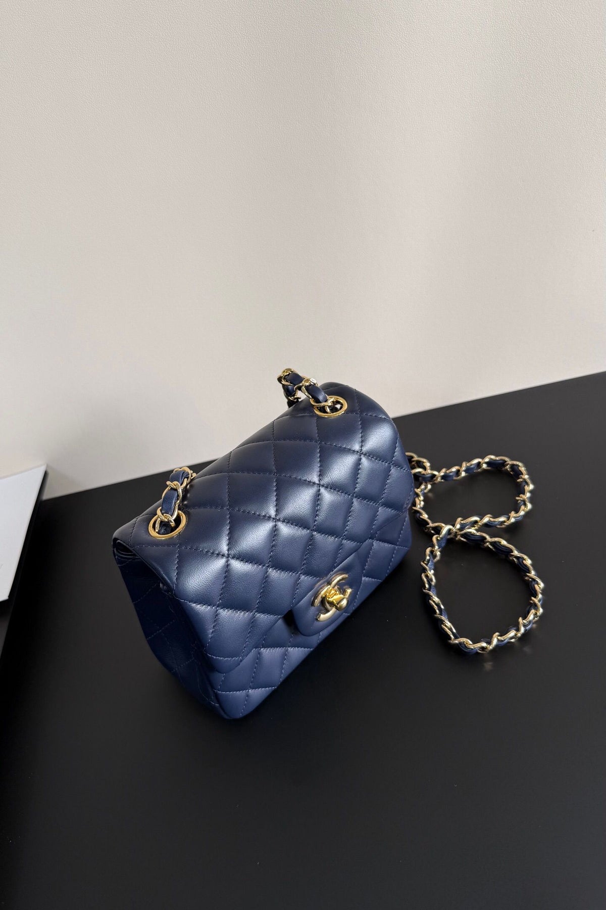 Dark blue Classic Flap classic Cf square fat boy is back in stock. It is exquisite and durable. It is a timeless style that can be matched with anything.