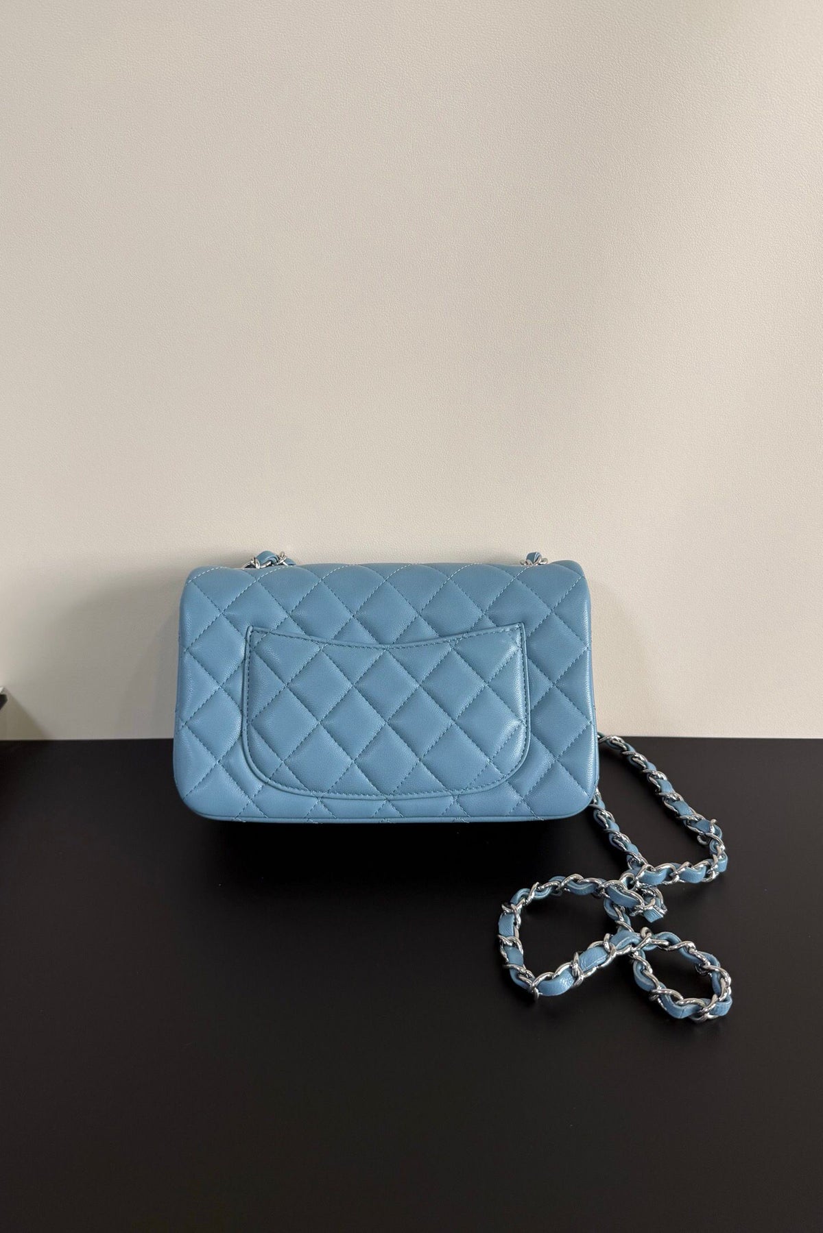 Upgraded version (full leather inside and outside) CF 20cm lambskin. Exclusive good product on the market. Please see the pictures for leather details and workmanship. It is perfect. Welcome to compare. 116 light blue
