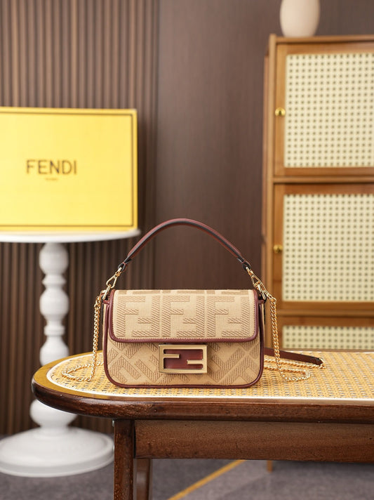 Model 6004, small size 20cm, FENDI's popular classic Baguette, crafted from high-quality canvas with advanced techniques. The entire bag features double FF three-dimensional embroidery, boasting an unparalleled texture. It comes with a detachable shoulder