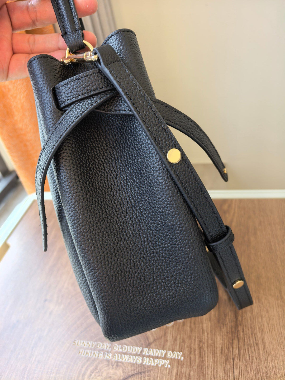 Toryburch's brand new drawstring shopping tote bag with serial number 923 ROMY is a portable crossbody bucket bag made of delicate and thick cowhide material with a soft waist contour. It is the ultimate daily handbag with light weight and spacious interi