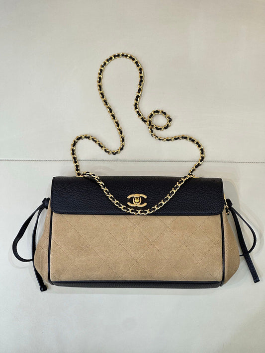 The main body of the apricot bag is made of fine khaki suede. The surface layer has even and soft fluff, with a matte matte texture. It has a retro and old atmosphere. The upper cover is spliced with black grained cowhide. The collision of soft and