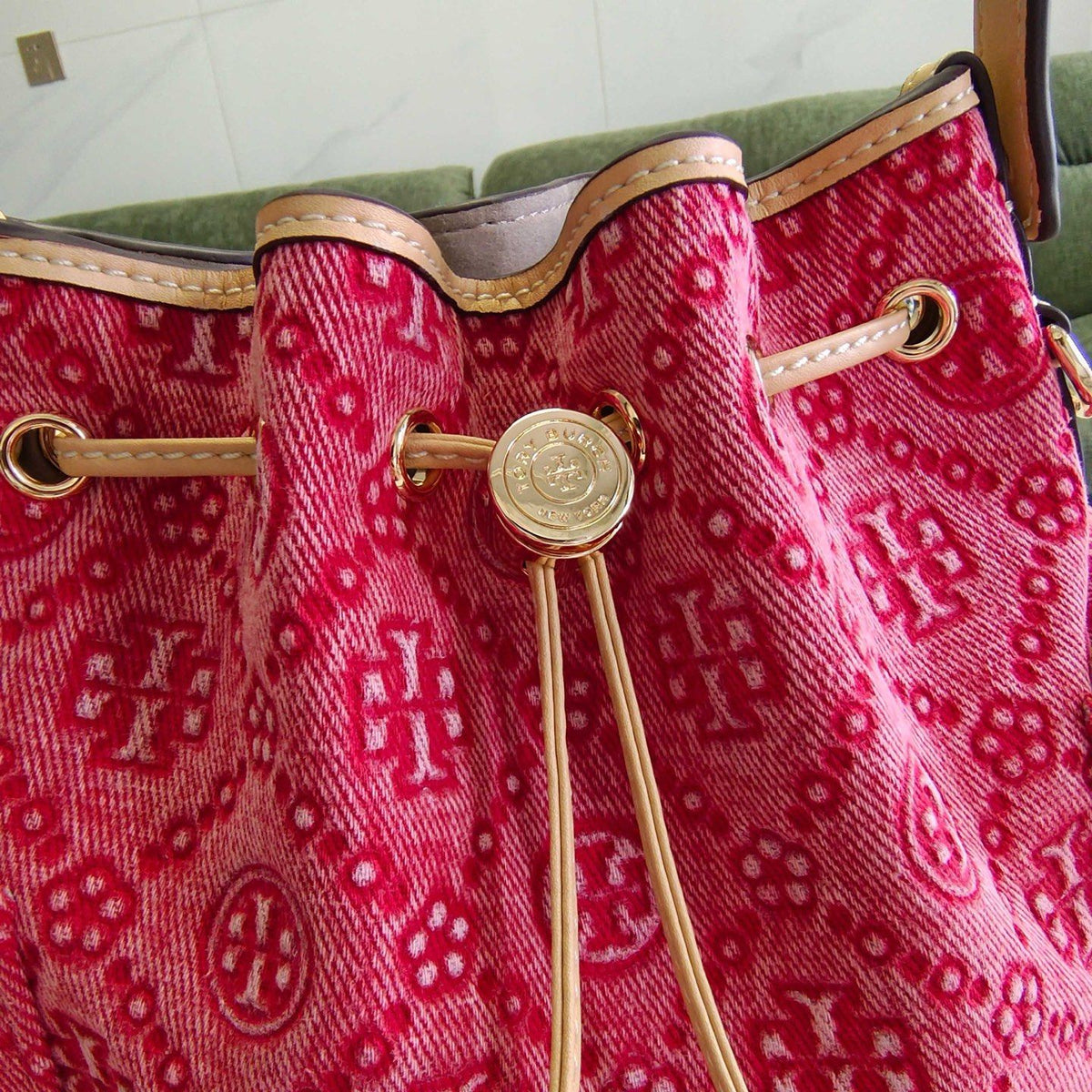 One of the design elements of Tory Burch's popular series, Eleanor Small Buet Bag Monogram, is the recognizable printing tool