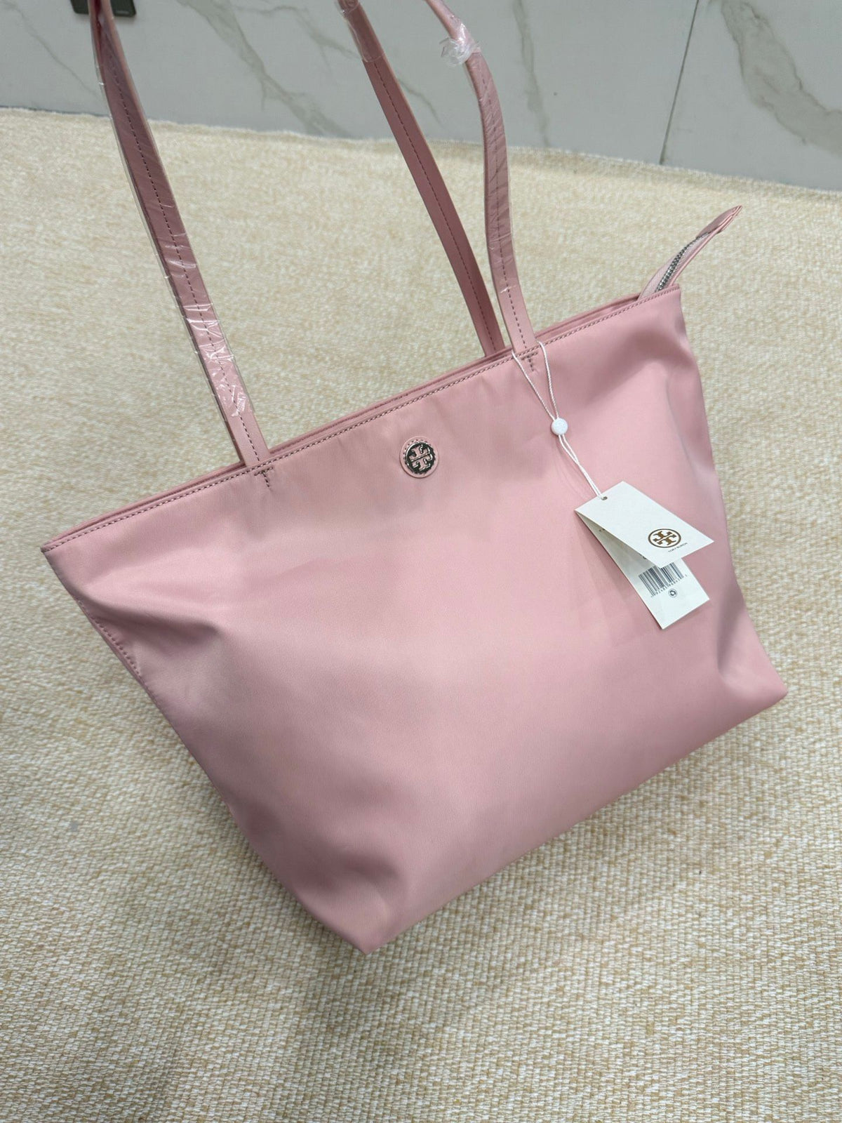 A gentle and pink bag shape in spring, paired with a lightweight nylon tote bag and a large capacity suitable for commuting. The underarm bag is the preferred choice for casual outings, with a soft texture and gentle color tone that adds a touch of freshn