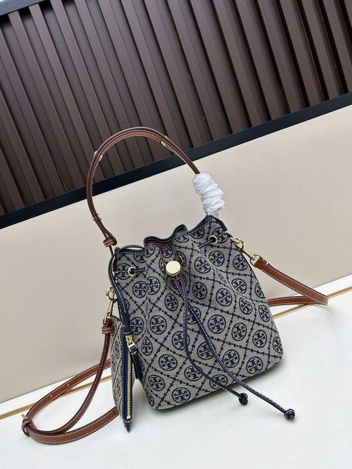 Batch 350 new medium-sized bucket bag TORY BURCH T MONOGRAM vintage jacquard crossbody bucket bag size 17.9x21.2x11.7cm