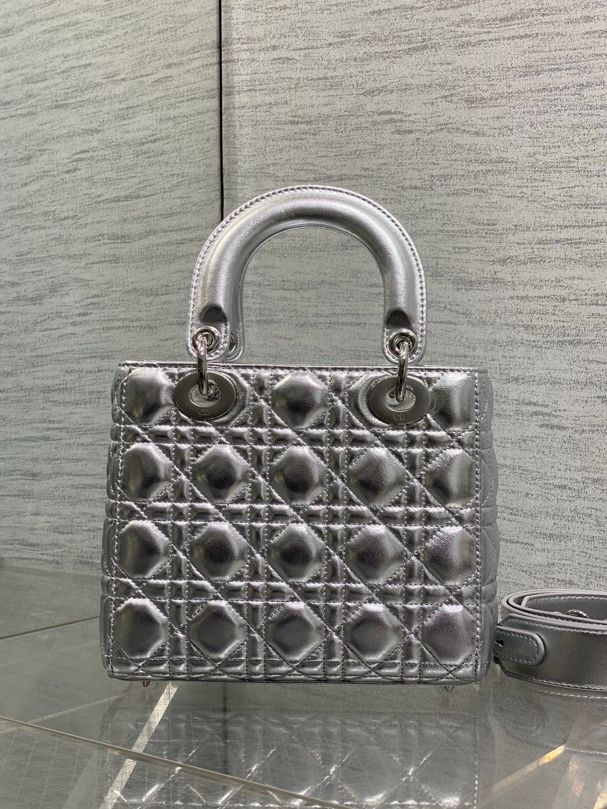In stock, Lady's latest four-lattice bow Diana bag is carefully made of lambskin. It is a must-have Princess Diana bag for everyone. It is charming, elegant and full of aura. It is also full of femininity when carried cross-body. It has a classic fashion