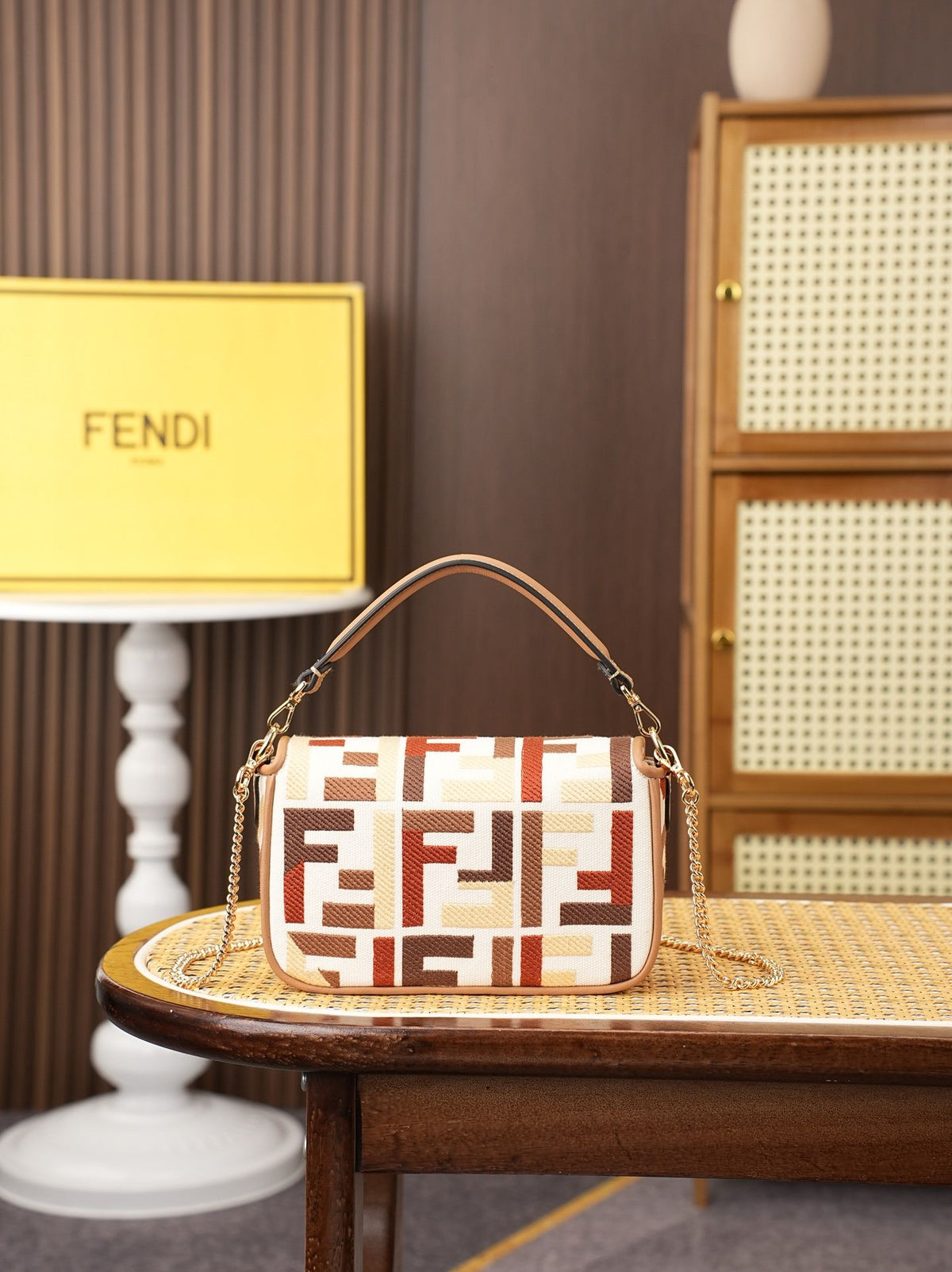 Model 6004, small size 20cm, FENDI's popular classic Baguette, crafted from high-quality canvas material, features double FF three-dimensional embroidery throughout the entire bag, creating an unparalleled texture. It comes with a detachable shoulder
