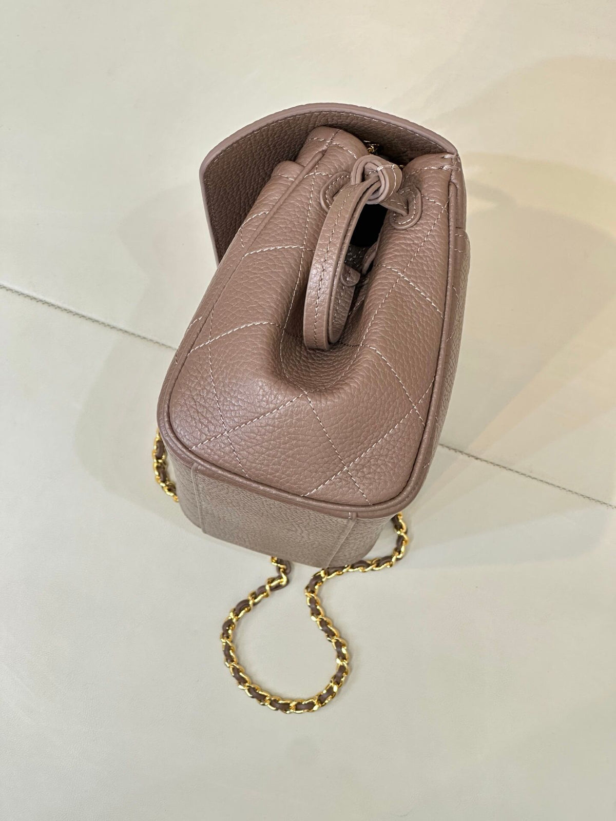 Elephant Gray Elephant Gray comes with a soft light filter. It can create a fresh and gentle atmosphere when paired with light-colored outfits. It is suitable for dating, shopping or daily outings in spring and autumn.